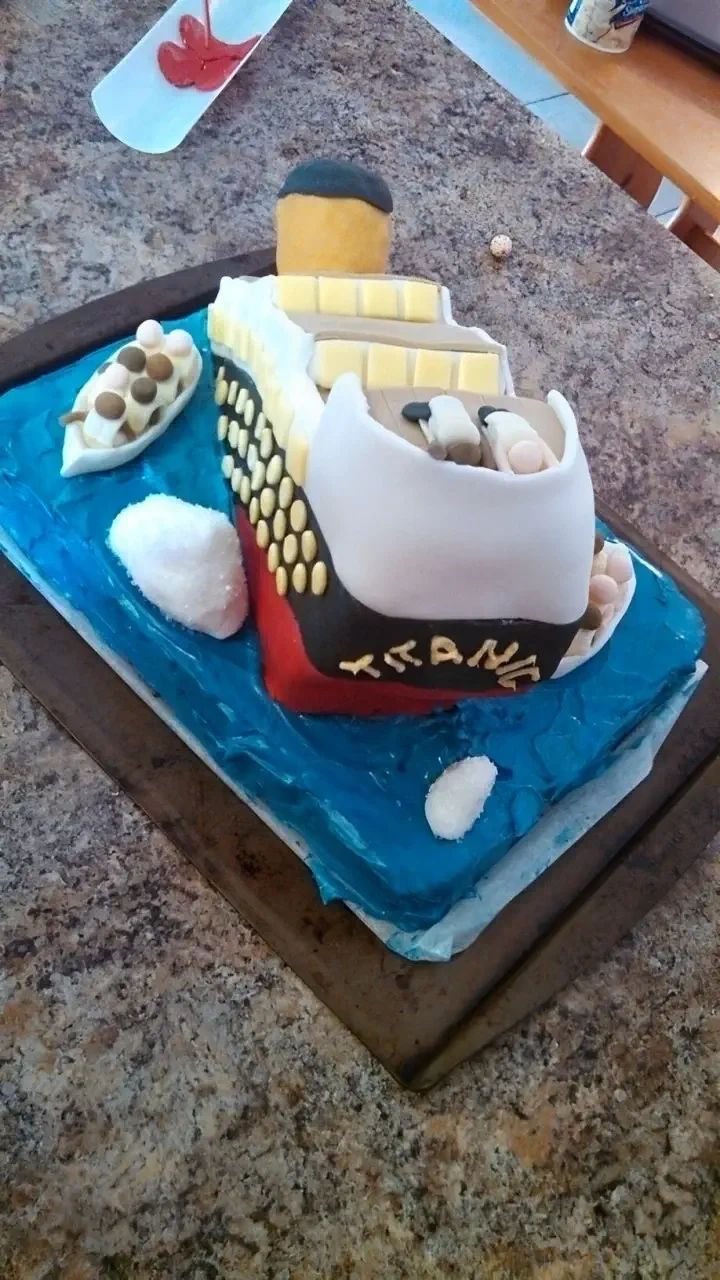 A Titanic themed cake Kate decorated